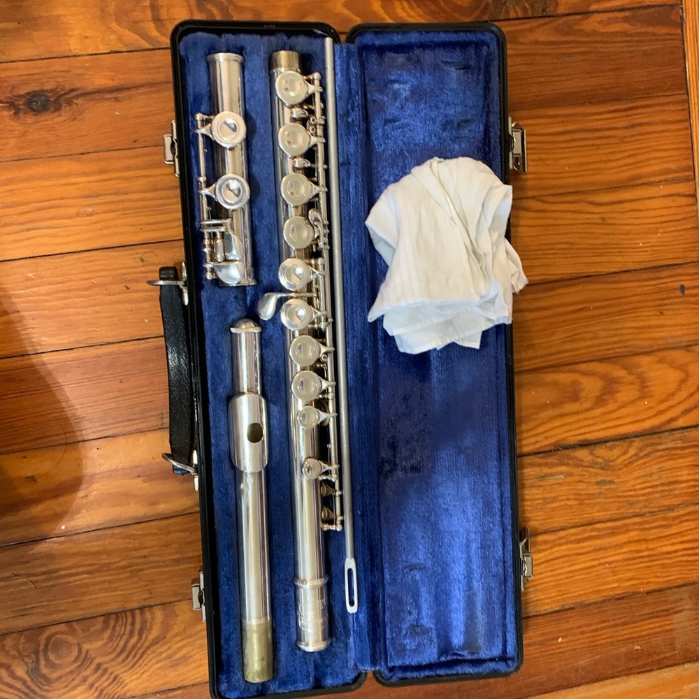 Barely used flute set and black folding stand.